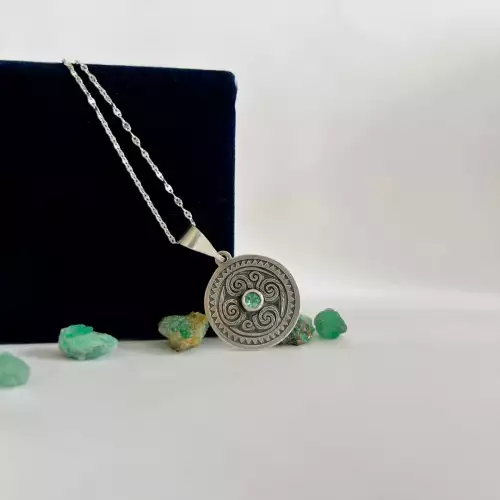 Dije Aset plata con esmeralda redonda 4mm