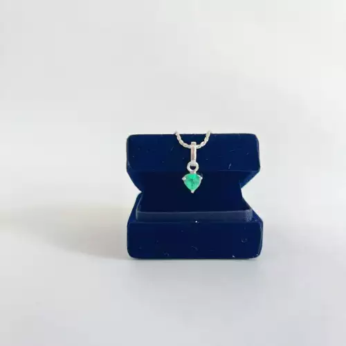 Dije con esmeralda corazón en plata ley 925