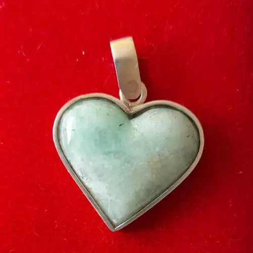 Dije corazón en plata 925 con esmeralda natural