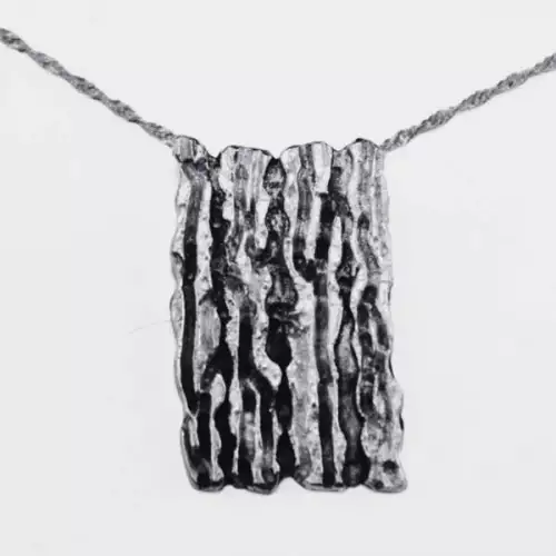 Dije esencia bosque plata 950 con código QR