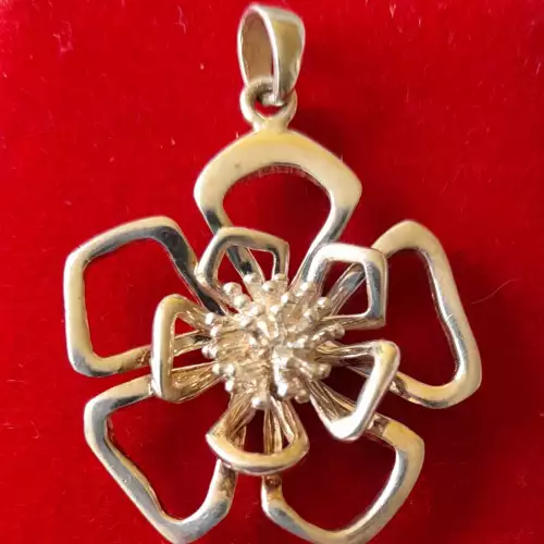 Dije flor en plata ley 925 personalizado