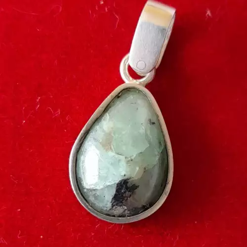 Dije gota en plata 925 con esmeralda natural