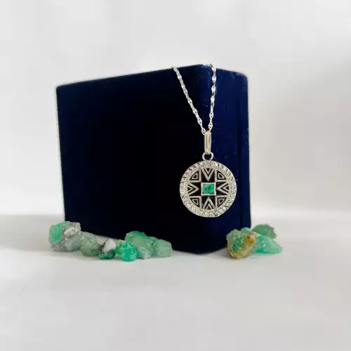 Dije Merit plata con esmeralda cuadrada 4x3mm
