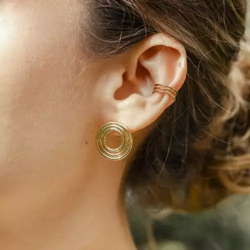 Ear cuff Crisálida bronce baño oro 24K ligero