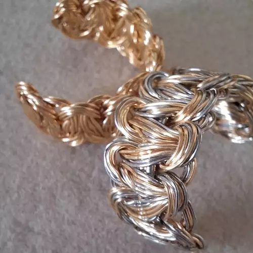 Ear cuff trenzado dorado y plateado hecho a mano