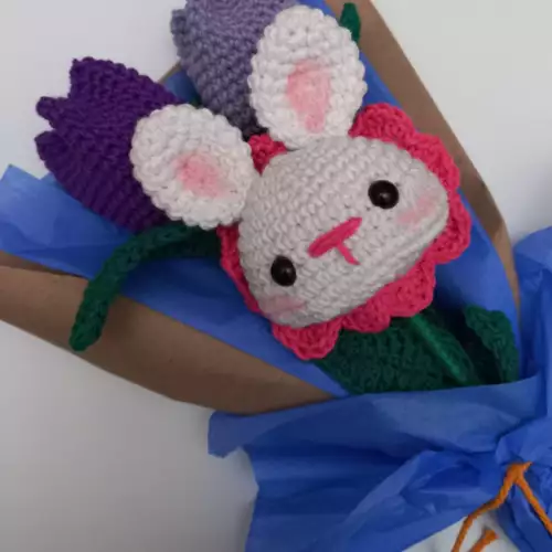 Encantador Ramo de Conejito con Tulipanes – Personalizado para Ti