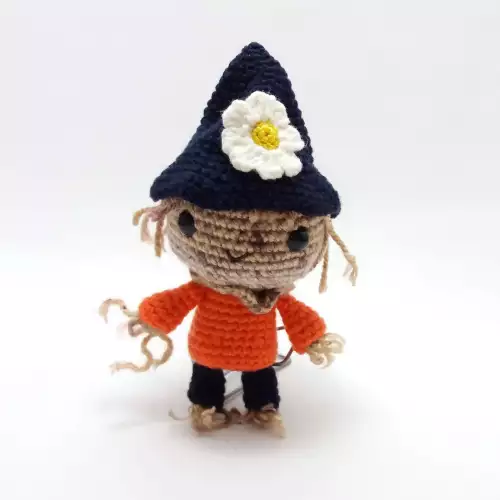 Espantapájaros amigurumi tejido a crochet hecho a mano