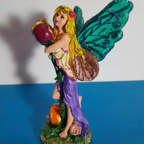 Figura decorativa hada con rosa en yeso a mano