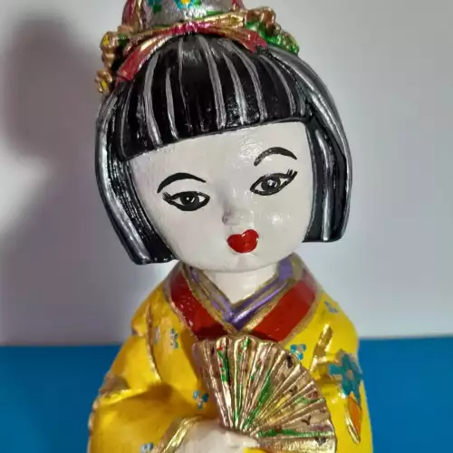 Figura decorativa japonesa en yeso pintada a mano