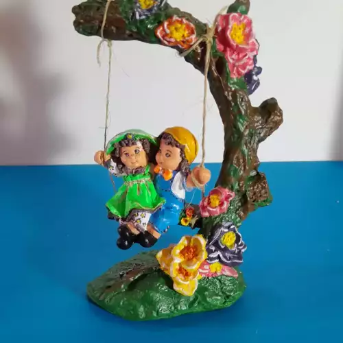 Figura decorativa niños columpio yeso pintada mano