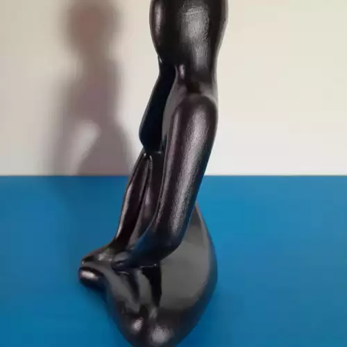 Figura decorativa sentada negro yeso pintada mano