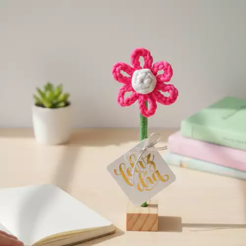 Flor decorativa crochet rosa base madera trapillo