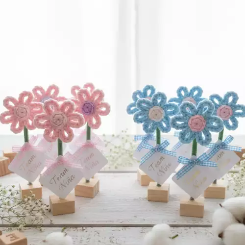 Flor decorativa crochet rosada lila base madera