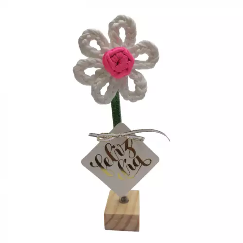 Flor decorativa en crochet blanca con base madera artesanal