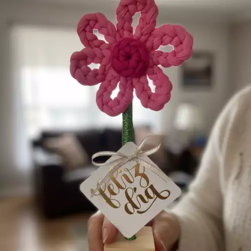 Flor decorativa en crochet rosada con base madera artesanal