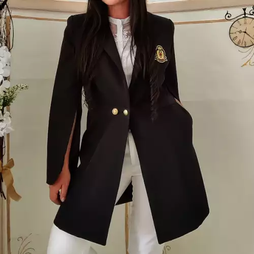 Gabán negro estilo capa con escudo bordado victoriano