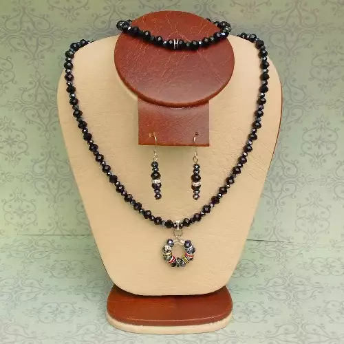 Gargantilla, aretes y pulsera en murano negro