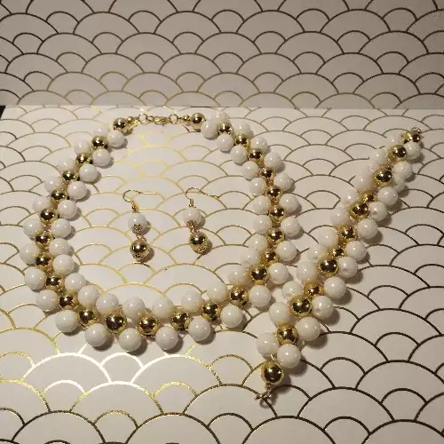 Gargantilla, aretes y pulsera en perlas blancas