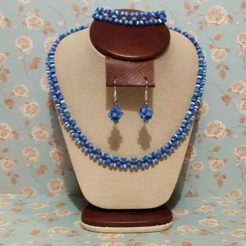 Gargantilla, aretes y pulsera ojo de gato azul tejido