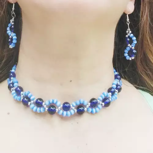 Gargantilla, aretes y pulsera tejida ojo de gato