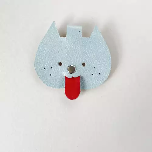 Gato organizador de cables en cuero