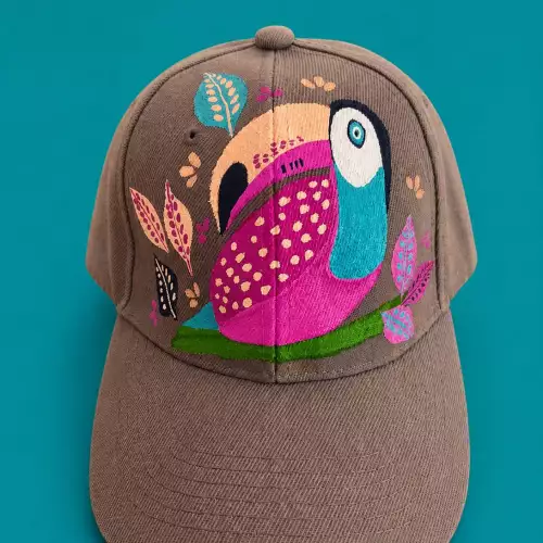 Gorra tucán vibrante estilo aventura outdoor