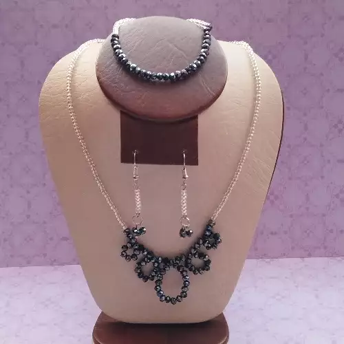 J119. SET DE COLLAR, ARETES Y PULSERA EN MURANO NEGRO