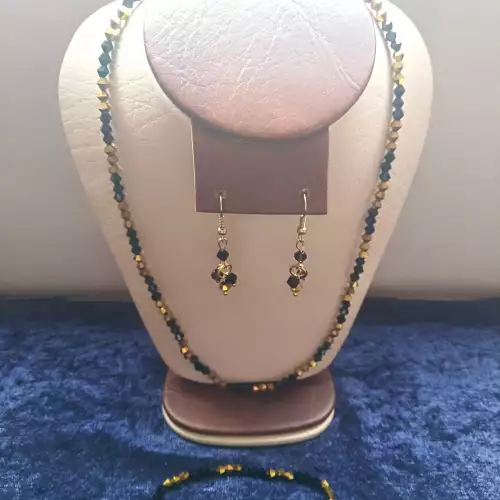 J165. COLLAR, ARETES Y PULSERA EN MURANO NEGRO Y DORADO