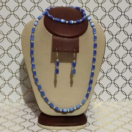 J199. COLLAR, ARETES Y PULSERA EN OJO DE GATO AZUL Y BLANCO.