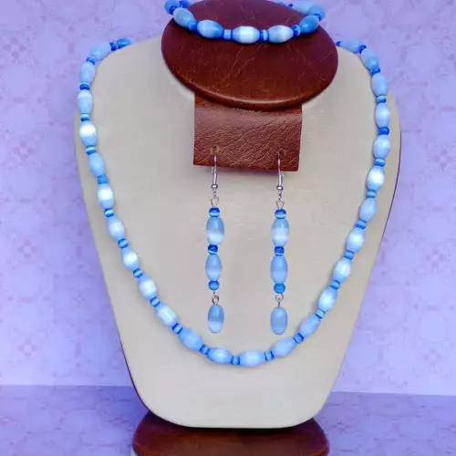 J218. COLLAR, ARETES Y PULSERA EN OJO DE GATO AZUL.