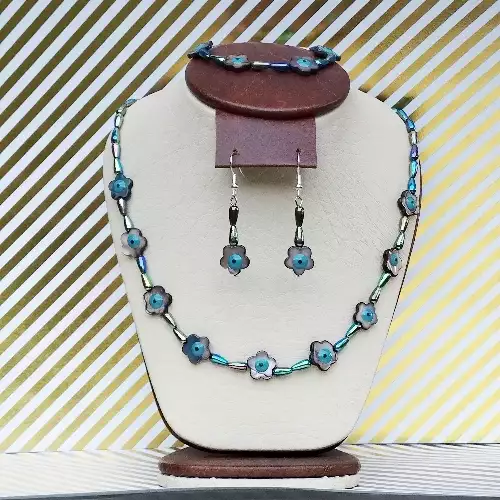 J304. JUEGO DE COLLAR, ARETES Y PULSERA EN OJO DE GATO Y FLOR EN NACAR OJO TURCO