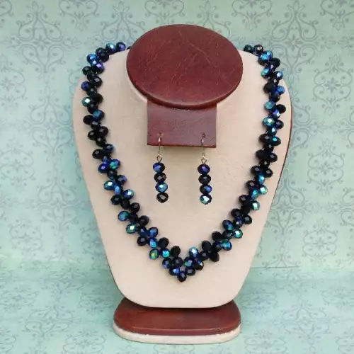 J308. HERMOSO SET DE COLLAR Y ARETES, TEJIDO EN V, EN MURANO NEGRO-AZUL