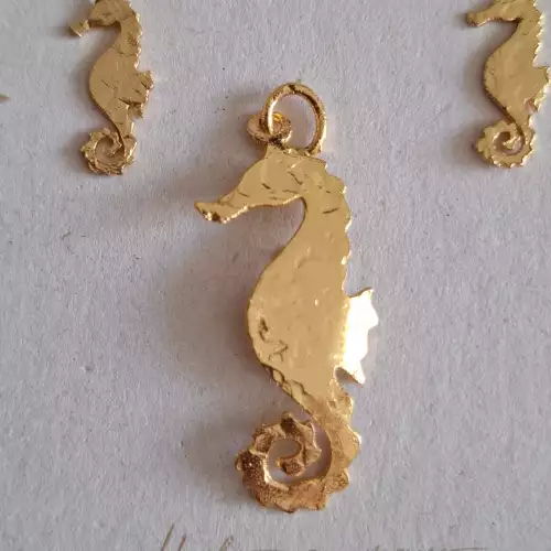 Juego caballitos de mar bronce baño oro 24 kilates artesanal