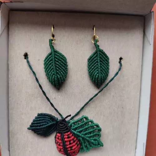 Juego collar y aretes hojas verdes con catarina