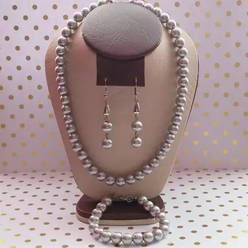 Juego de collar, aretes y pulsera perlas grises