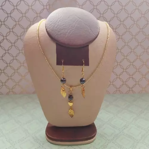Juego de collar y aretes hojitas doradas hematita