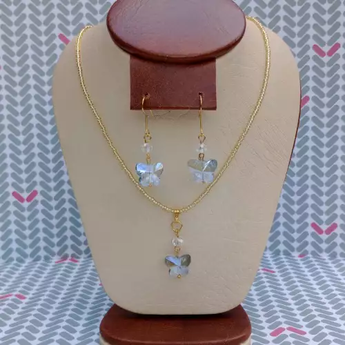 Juego de collar y aretes mariposa vidrio dorado