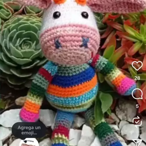 Juguete jirafa multicolor tejida a mano 25 cm