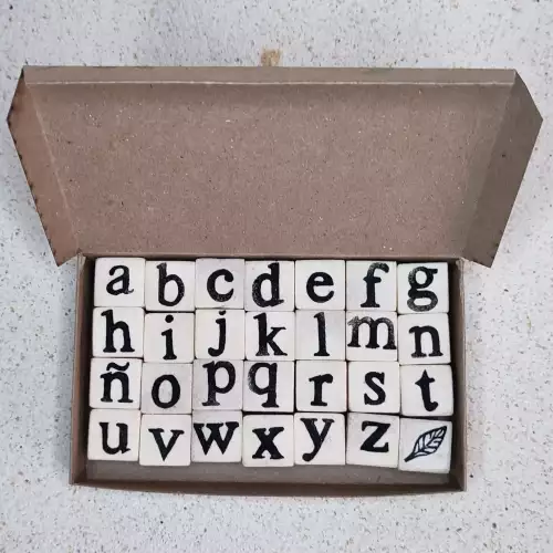 Kit 28 sellos abecedario en goma 2x2 cm para scrapbooking