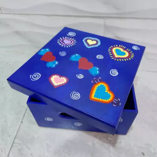 Linda caja pintada a mano, fabricada en madera,diseño unico 20 x 20 x12 cms