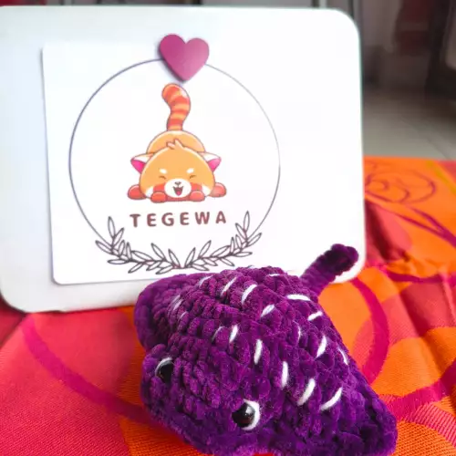 Llavero mantarraya plush morado tejido a crochet
