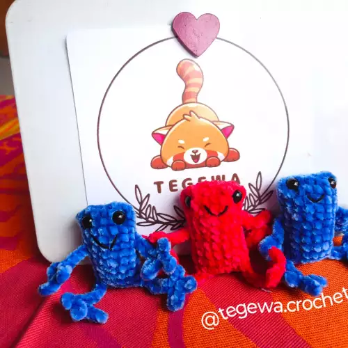 Llavero rana patona azul hecho a crochet kawaii