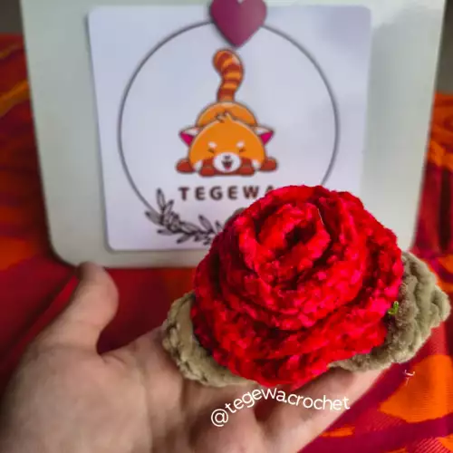 Llavero rosa plush rojo tejido a crochet