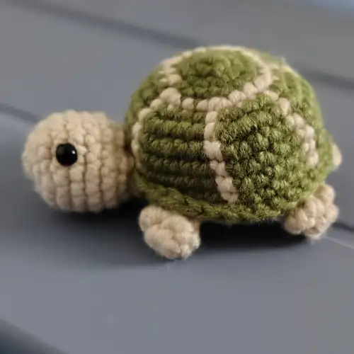 Llavero Tortuguita tejido a mano en crochet | Amigurumi