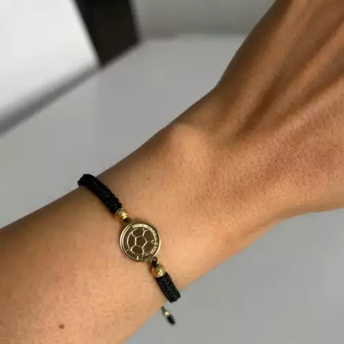 Manilla con escudo de Colombia oro laminado para mujer