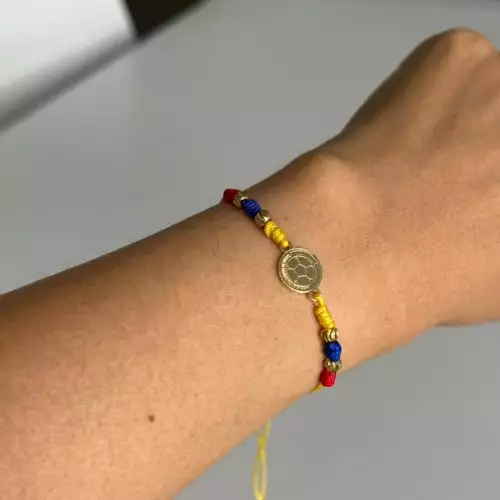 Manilla escudo de Colombia oro laminado elegante