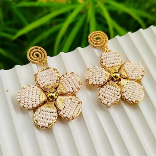 Maxiaretes alambrismo flor beige mostacilla hecho a mano