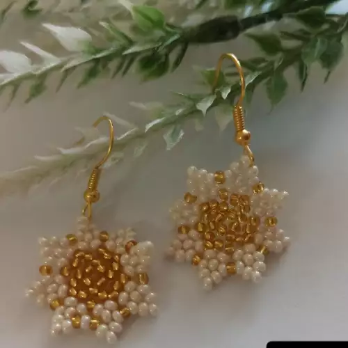 Mini aretes florales perla y dorado hechos a mano