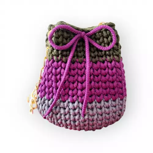Mochila Aurora tejida morado gris verde con cadena