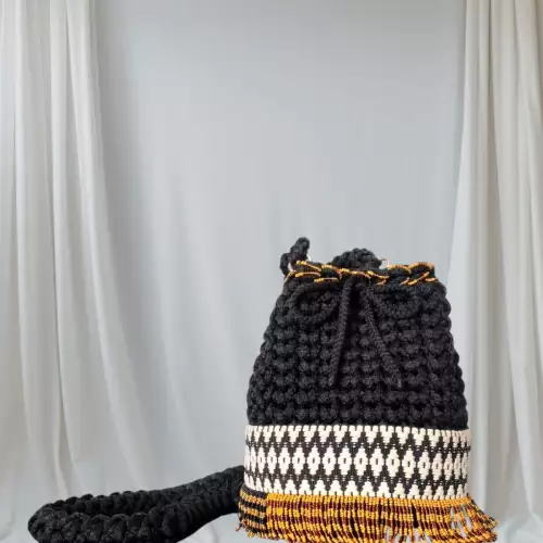 Mochila étnica artesanal con mostacilla tonos tierra